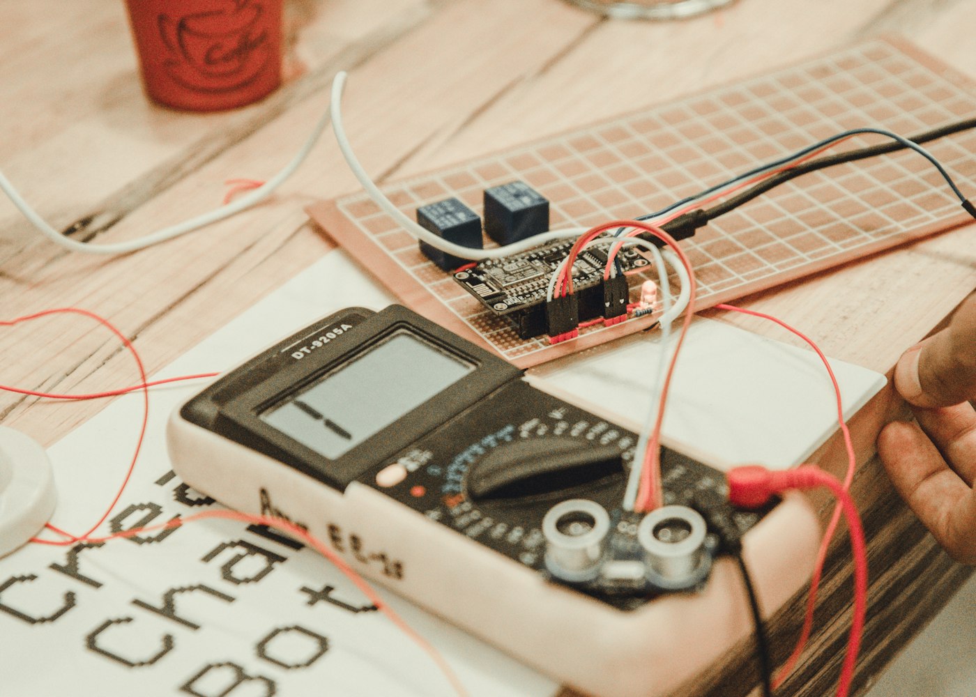 El-arbejde og fejlfinding med måleinstrument